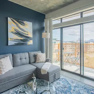 Striking 2bd - Cdt- Gym, Pool, Parking - Sleep8 , Phoenix United States